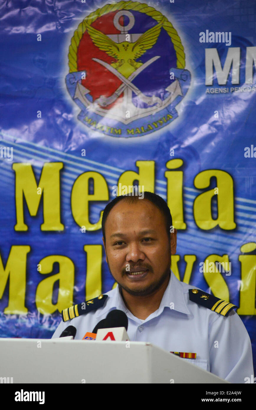 Port Klang, Malaysia. Il 18 giugno, 2014. Mohamad Hambali Yaakup, testa del Port Klang ufficio del Malaysian Maritime Enforcement Agency, parla nel corso di una conferenza stampa a Port Klang, Malesia, 18 giugno 2014. Come di 13:45 del pomeriggio ora locale su Mercoledì, 35 persone erano ancora mancante dopo che una barca con 97 stranieri affondò vicino Sungai Air Hitam al largo della costa occidentale della Malesia. Credito: Xinhua/Alamy Live News Foto Stock