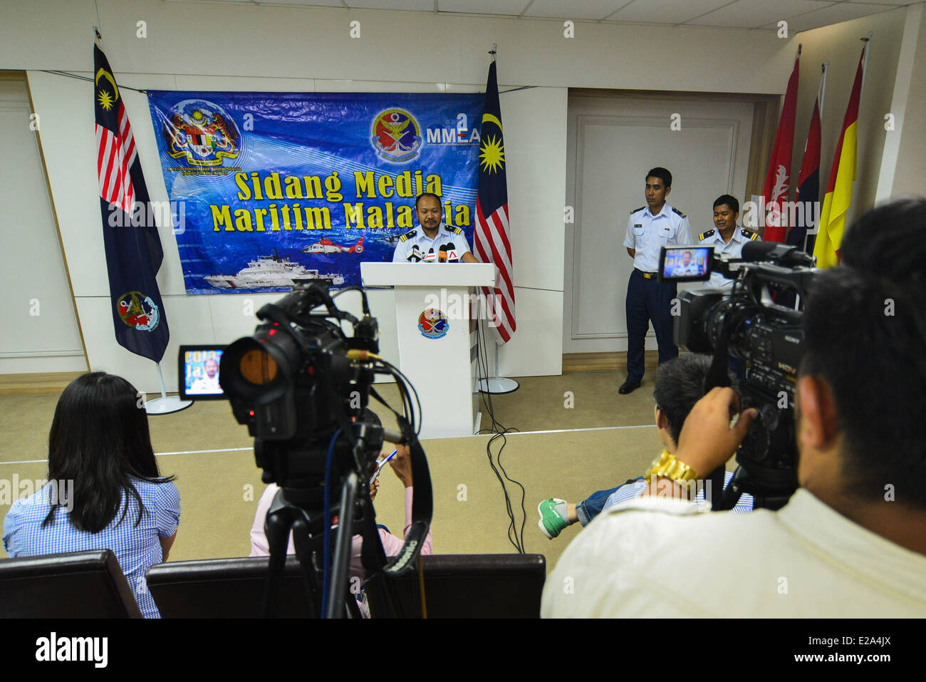 Port Klang, Malaysia. Il 18 giugno, 2014. Mohamad Hambali Yaakup, testa del Port Klang ufficio del Malaysian Maritime Enforcement Agency, parla nel corso di una conferenza stampa a Port Klang, Malesia, 18 giugno 2014. Come di 13:45 del pomeriggio ora locale su Mercoledì, 35 persone erano ancora mancante dopo che una barca con 97 stranieri affondò vicino Sungai Air Hitam al largo della costa occidentale della Malesia. Credito: Xinhua/Alamy Live News Foto Stock