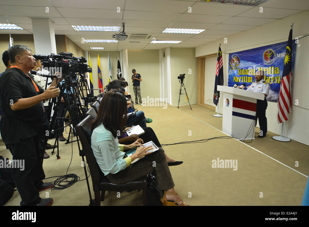 Port Klang, Malaysia. Il 18 giugno, 2014. Mohamad Hambali Yaakup (R), la testa del Port Klang ufficio del Malaysian Maritime Enforcement Agency, parla nel corso di una conferenza stampa a Port Klang, Malesia, 18 giugno 2014. Come di 13:45 del pomeriggio ora locale su Mercoledì, 35 persone erano ancora mancante dopo che una barca con 97 stranieri affondò vicino Sungai Air Hitam al largo della costa occidentale della Malesia. Credito: Xinhua/Alamy Live News Foto Stock