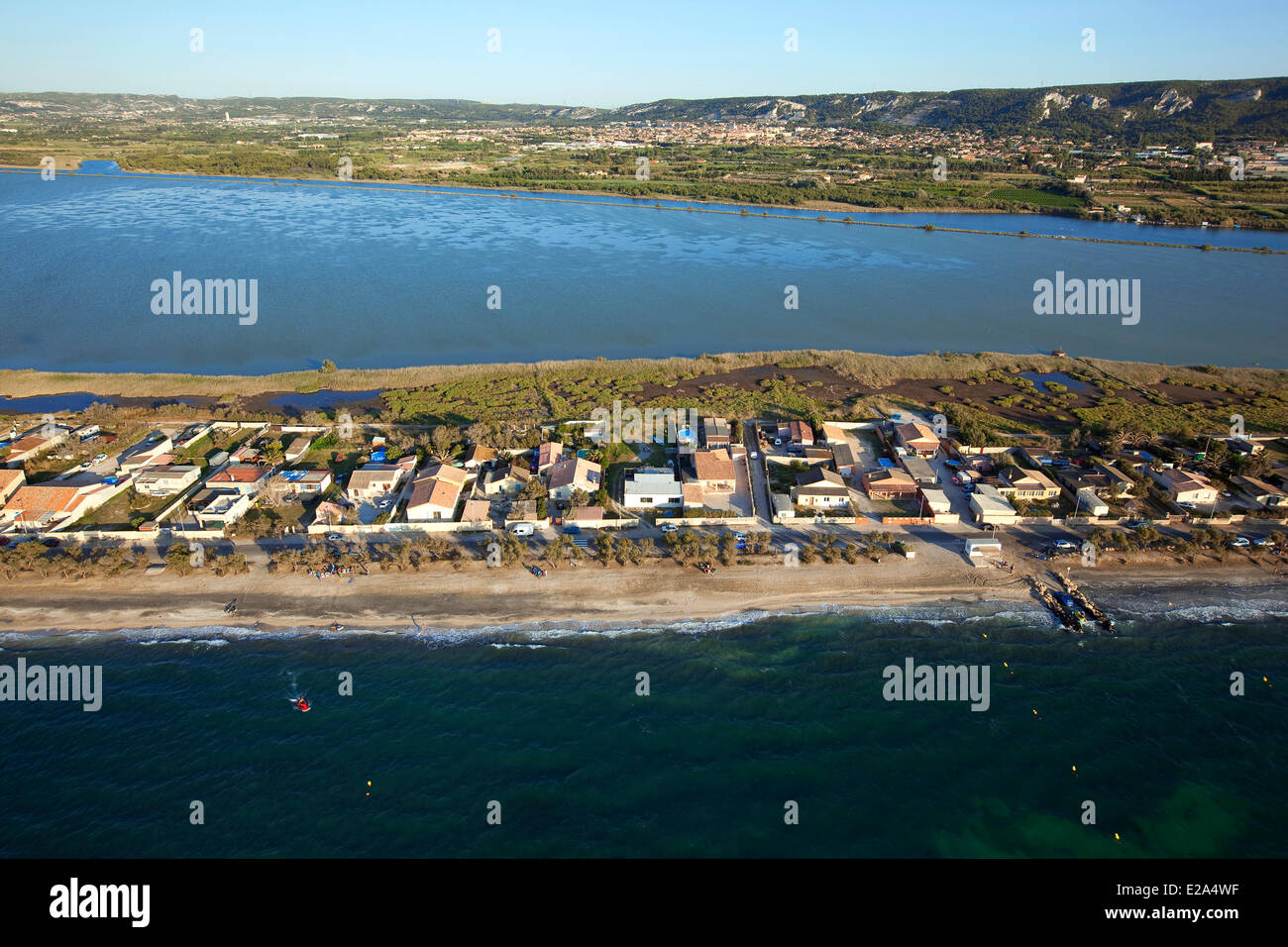 Francia, Bouches du Rhone, Marignane, Jai spiaggia tra lo stagno Bolmon (secondo posto) e l'Etang de Berre (vista aerea) Foto Stock