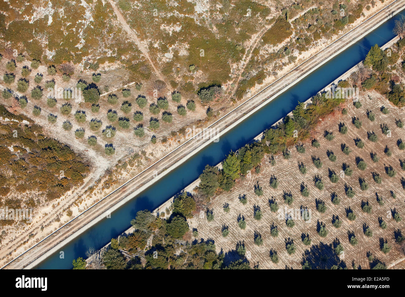 Francia, Bouches du Rhone, Pays d'Aix, Coudoux, Canal de Marseille (vista aerea) Foto Stock