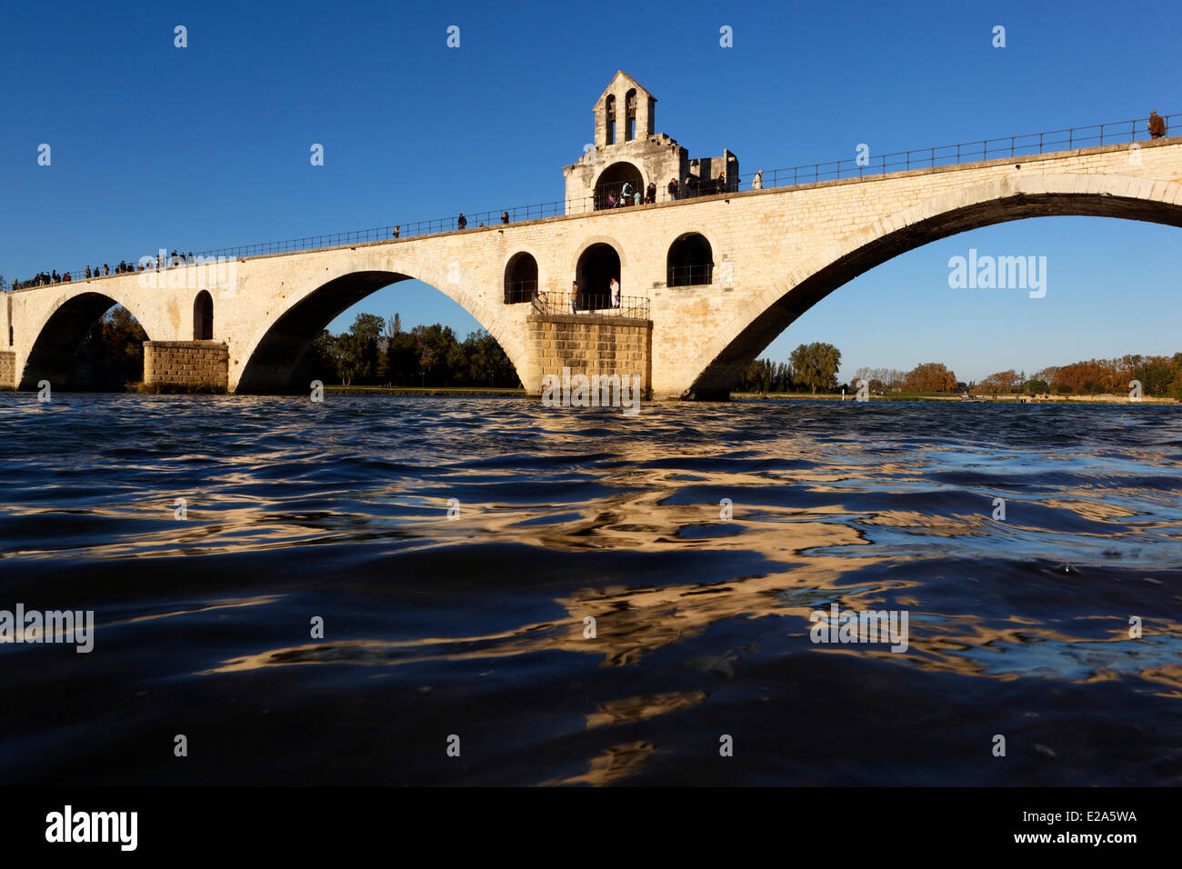 Francia, Vaucluse, Avignone, ponte di Saint Benezet del XII secolo, elencato come patrimonio mondiale dall' UNESCO , e sul fiume Rodano Foto Stock