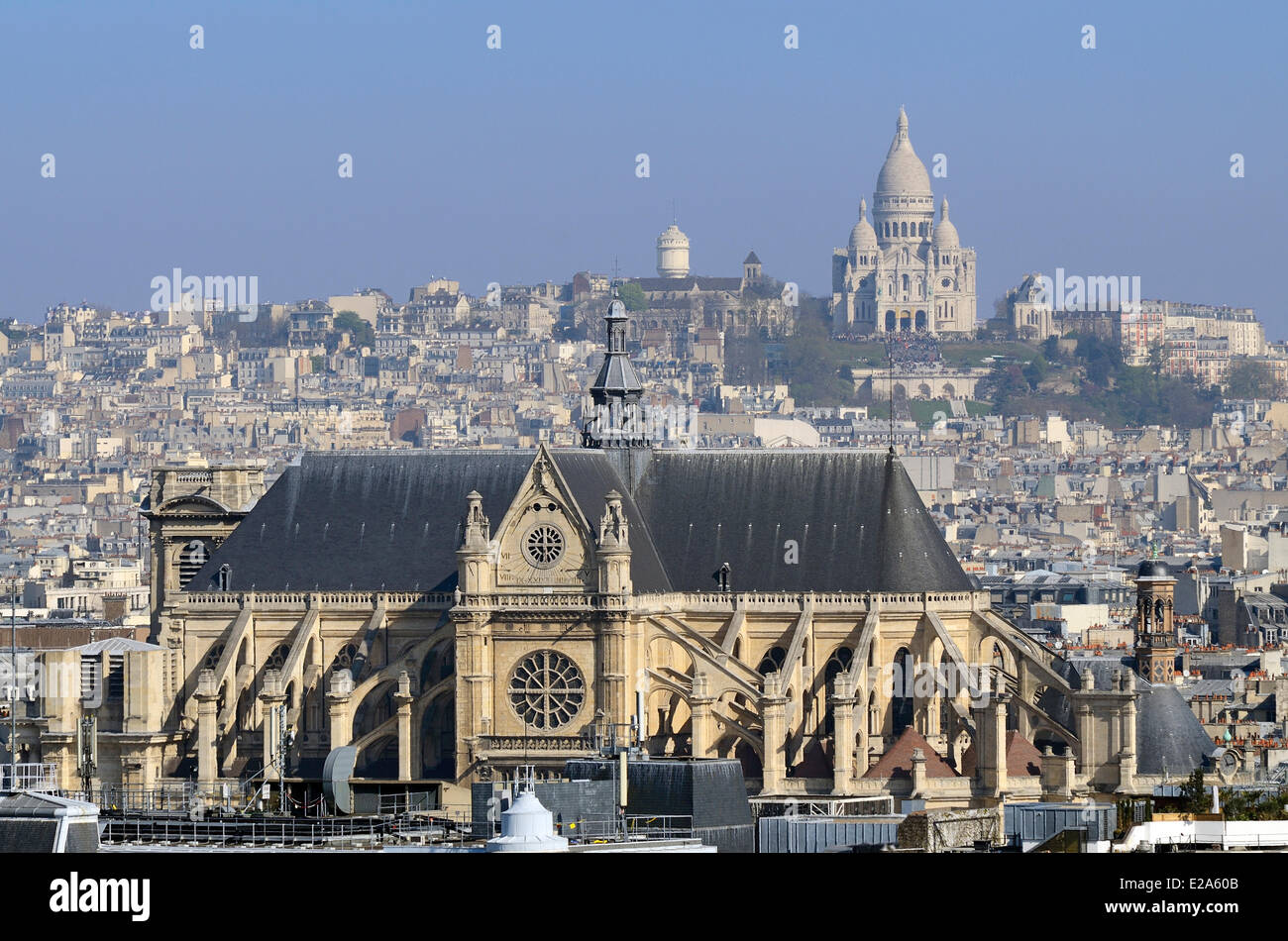 Francia, Parigi, alla chiesa di Saint-Eustache e Sacre C£ur della basilica di Montmartre in background Foto Stock
