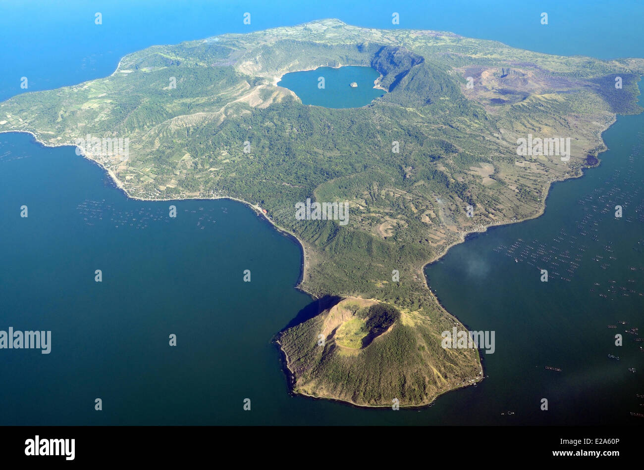 Filippine, Luzon, l'isola e il vulcano Taal di circondato dal Lago Taal (vista aerea) Foto Stock