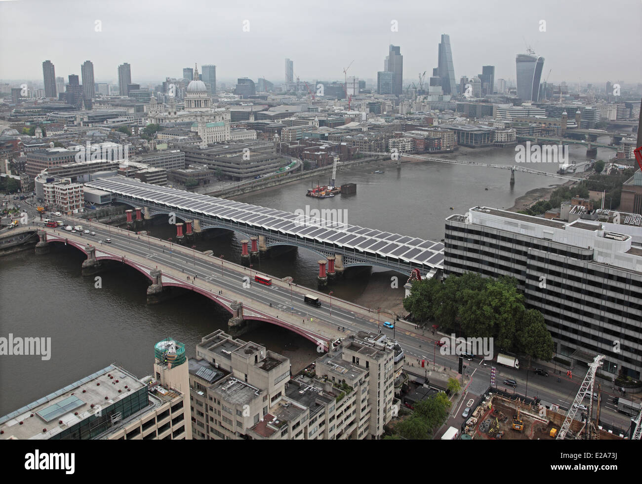 Una vista del fiume Tamigi dal livello elevato mostra Blackfriars Road e ponti ferroviari con la città di Londra Foto Stock