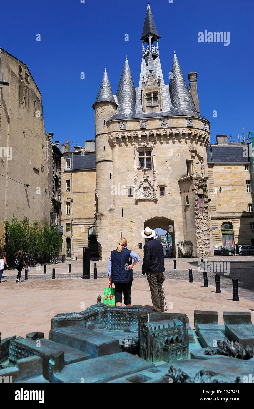 Francia, Gironde, Bordeaux, zona elencata come patrimonio mondiale dall' UNESCO, Place du Palais dominato dalle porte Cailhau modello in scala Foto Stock