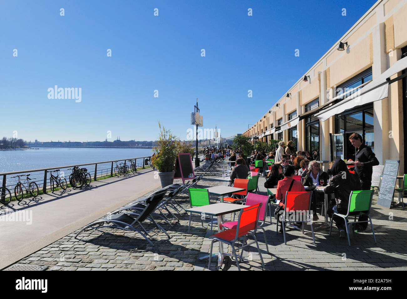 Francia, Gironde, Bordeaux, zona elencata come patrimonio mondiale dall  UNESCO, il Port de Lune (Porto della Luna), Quai Des Chartrons Foto stock -  Alamy