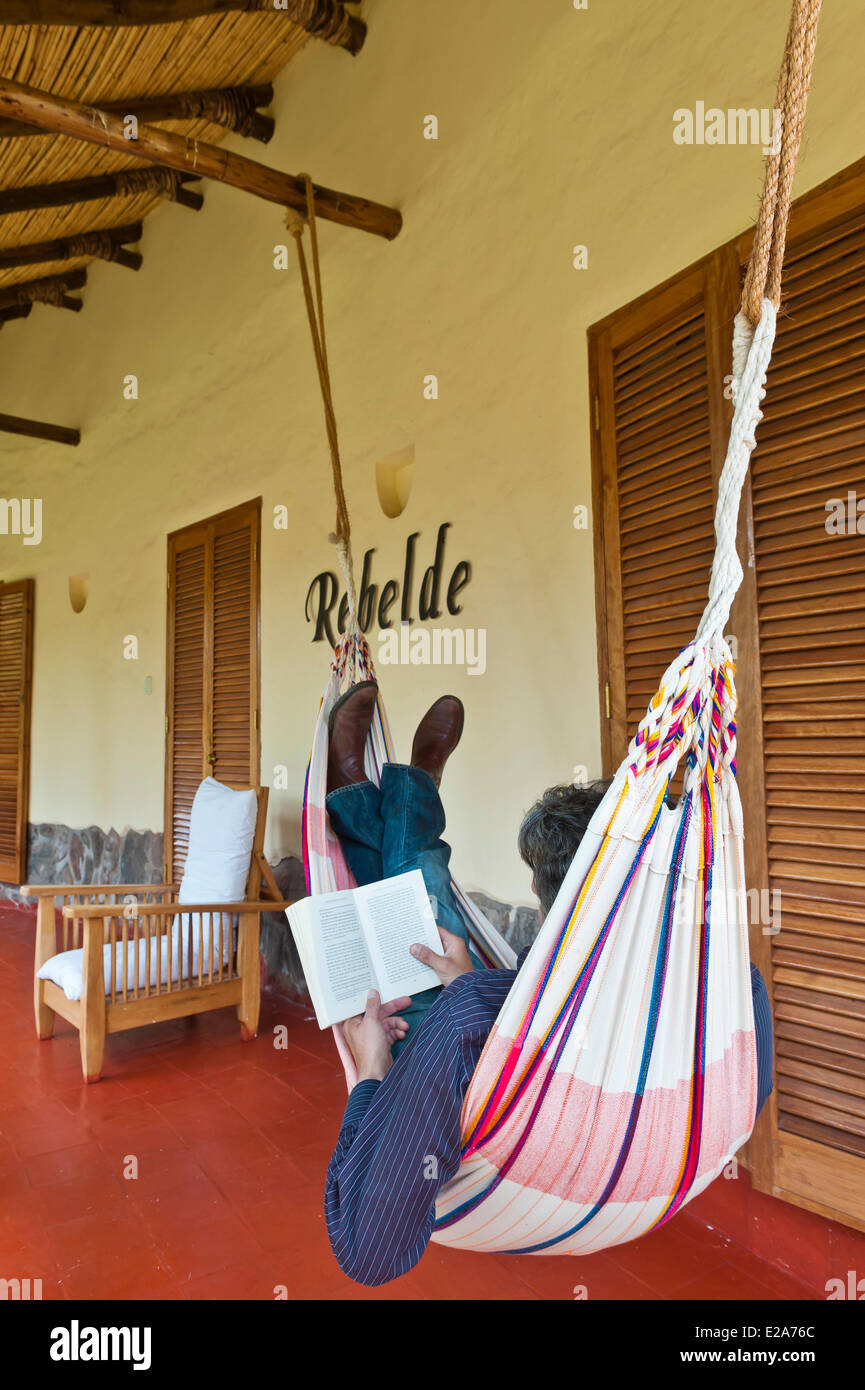 Il Perù, Provincia di Cuzco, Huasao, amaca sulla terrazza di un bungalow in Hacienda di Ninos Hotel è uno dei tre alberghi Foto Stock