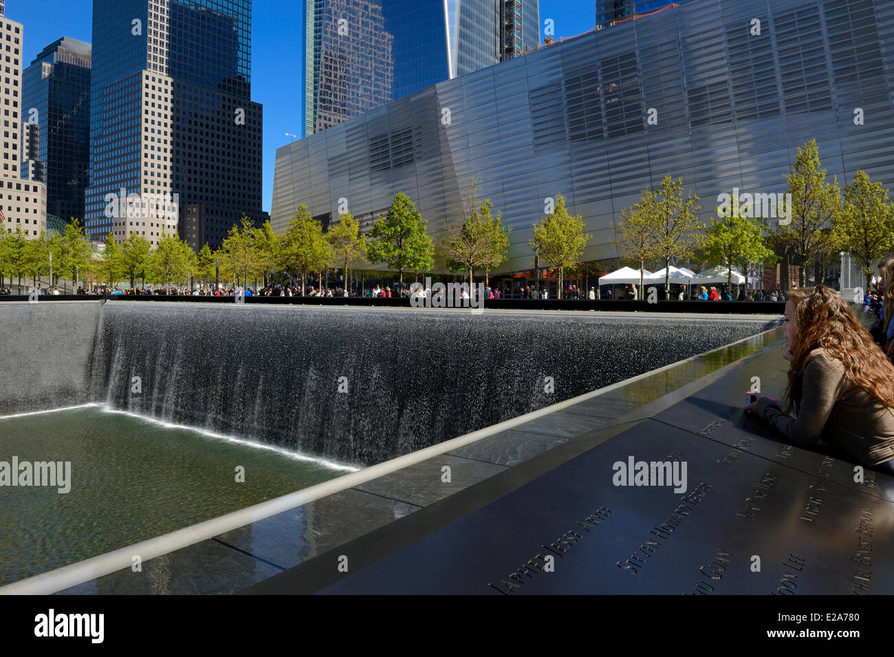 Stati Uniti, New York Manhattan, 9/11 Memorial progettato dall architetto israeliano Michael Arad che coinvolgono una foresta di alberi intorno Foto Stock
