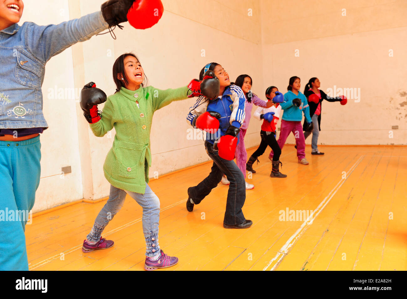 Il Perù, Provincia di Cuzco, Cuzco, ragazze boxe a difesa di auto sessione nella palestra di uno dei 5 centri educativi gestiti da Foto Stock