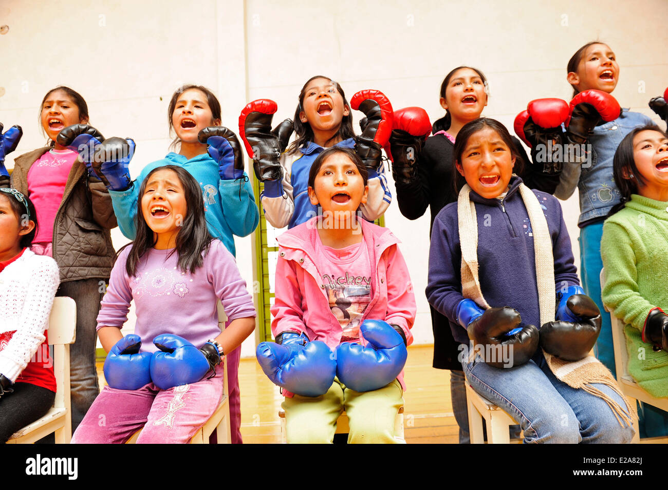 Il Perù, Provincia di Cuzco, Cuzco, ragazze urlare durante un auto-difesa sessione nella palestra di uno dei 5 centri educativi Foto Stock