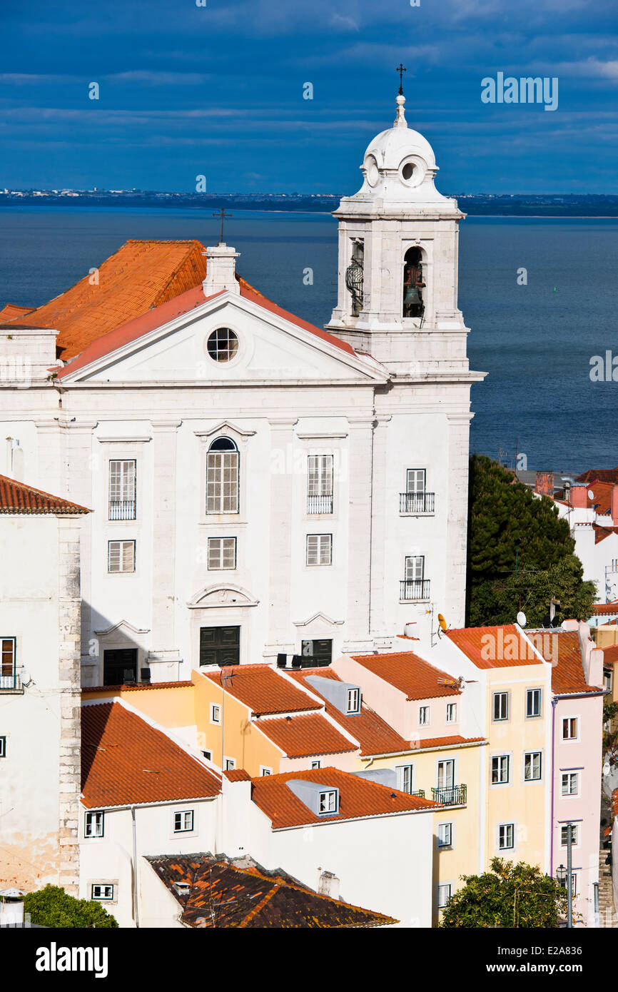 Il Portogallo, Lisbona, vista sui tetti del quartiere di Alfama, la chiesa di Santo Estevao e il fiume Tage dalla terrazza Foto Stock