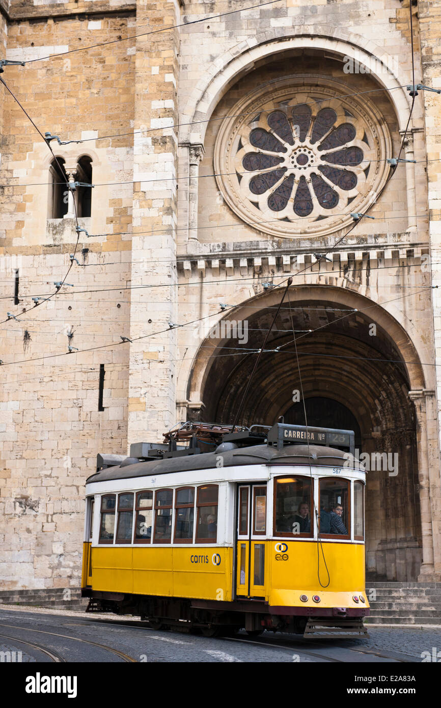 Il Portogallo, Lisbona, il quartiere di Alfama, la fermata del tram è il più comodo dei mezzi di trasporto, la linea 28 nella parte anteriore del Foto Stock