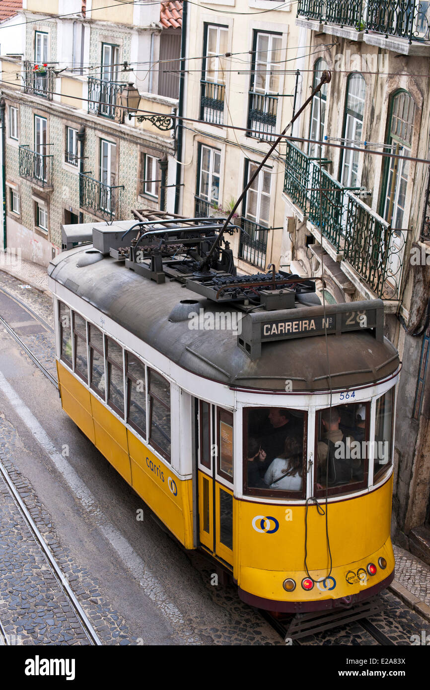 Il Portogallo, Lisbona, la fermata del tram è il più comodo dei mezzi di trasporto Foto Stock