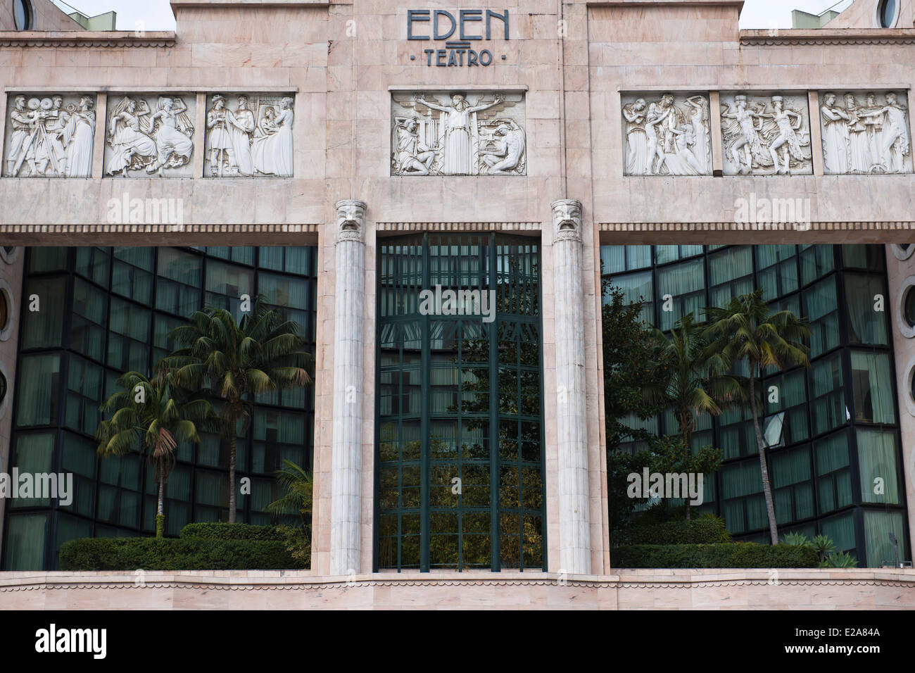 Il Portogallo, Lisbona, il Eden Teatro e la sua imponente facciata sulla Praça dos Restauradores dall'architetto Branco e Foto Stock