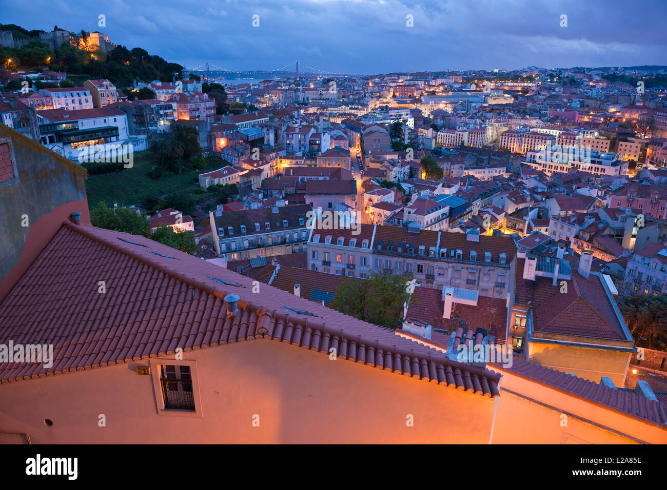 Il Portogallo, Lisbona, vista panoramica dal Miradouro de Graca Foto Stock