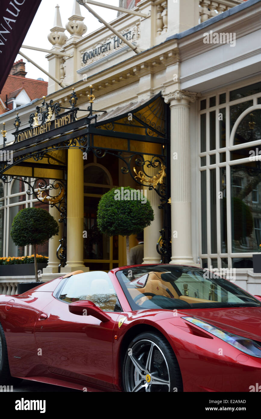 Supercar Ferrari al di fuori di Connaught Hotel, Londra Foto Stock