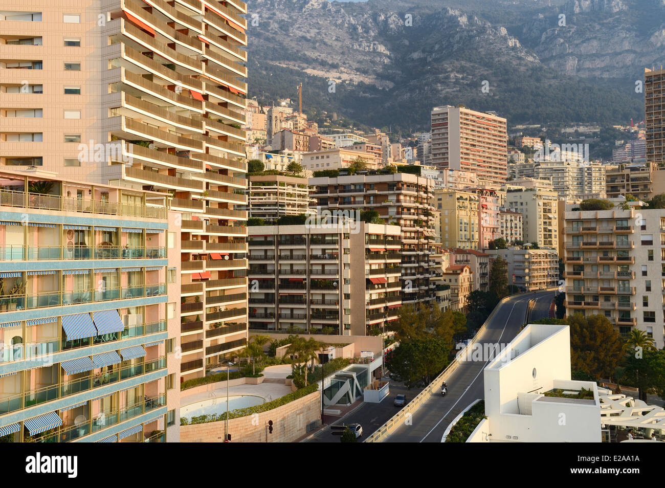 Principato di Monaco, Monaco, Montecarlo, Larvotto boulevard e la  costruzione di NI BOX in primo piano Foto stock - Alamy