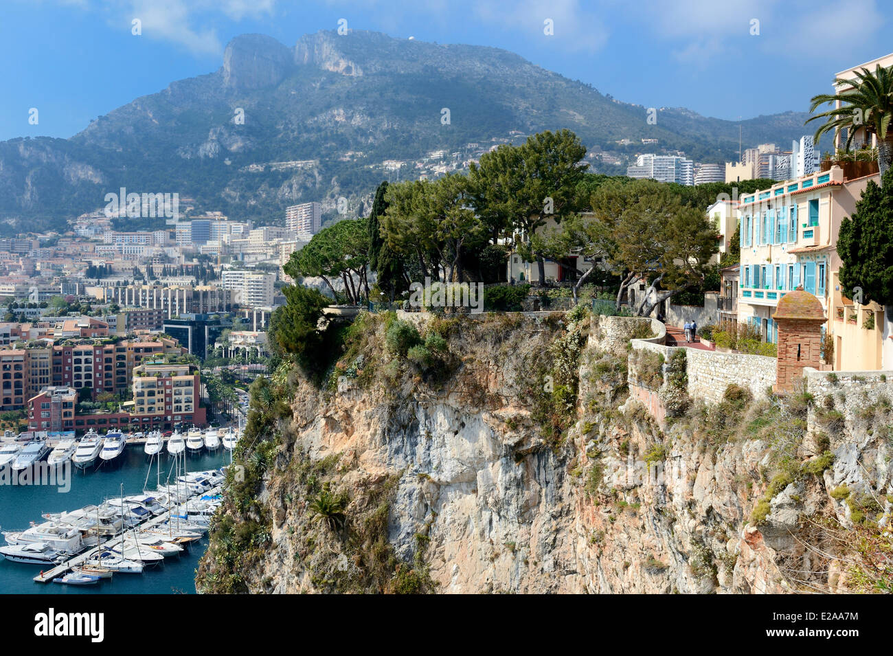 Principato di Monaco, Monaco, la roccia sulla destra ed il porto di Fontvieille Foto Stock