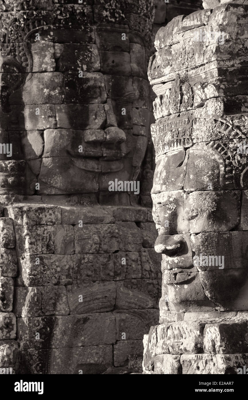 Sorridente gigante capi del Tempio di Bayon nell'antica città di Angkor vicino a Siem Reap Foto Stock