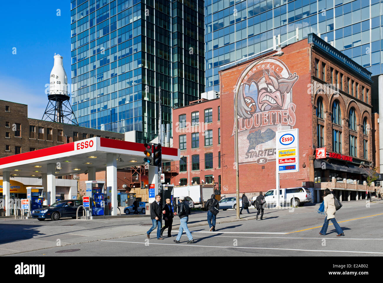 Canada, Provincia di Quebec, Montreal Downtown, de la Montagne Street, esso gas station e il murale del Alouettes, il calcio Foto Stock