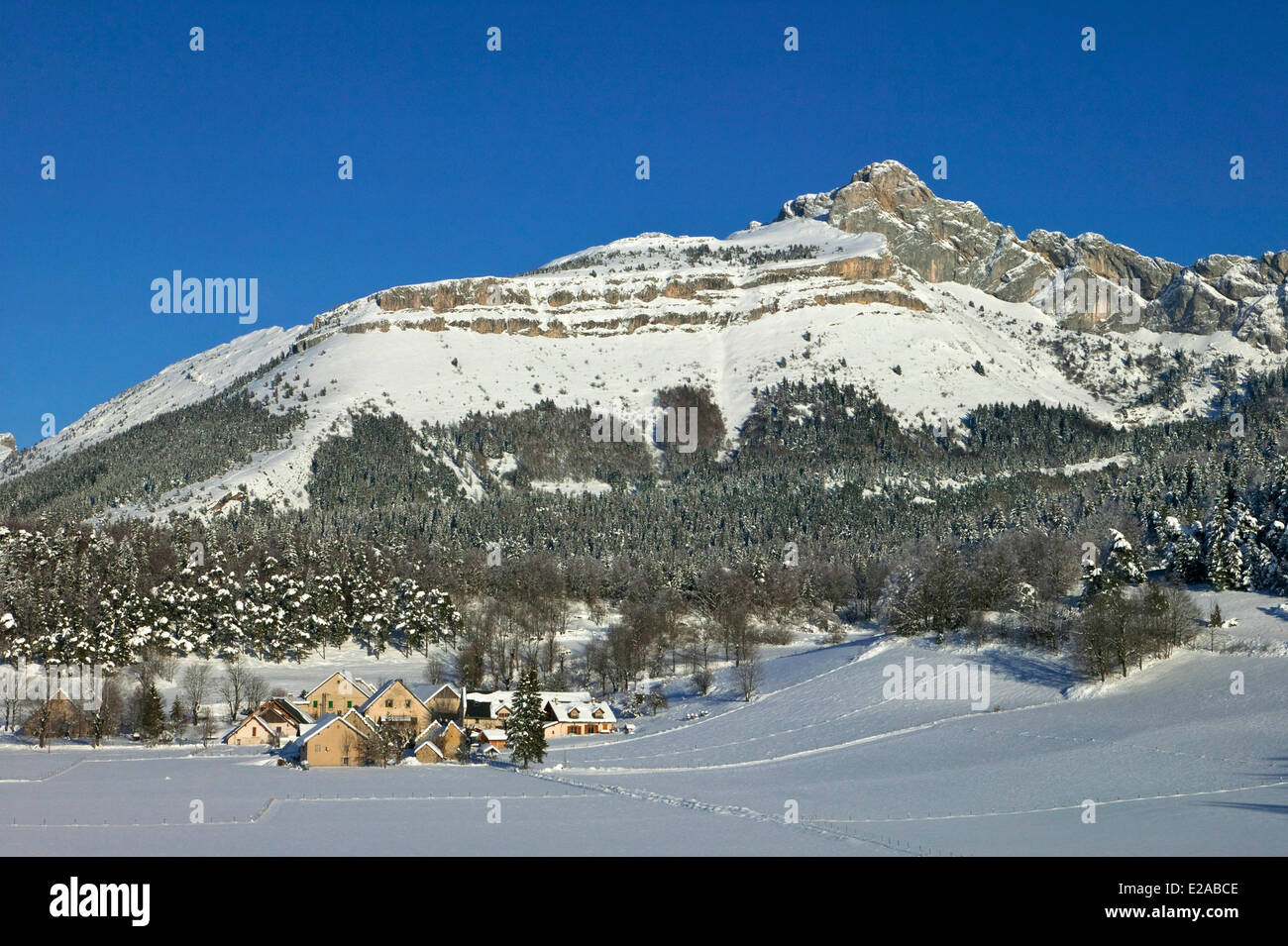 Francia, Isere, Les Clos frazione verso la Cote 2000 ski resort in inverno nel Parc Naturel Regional du Vercors (Regionale Naturale Foto Stock