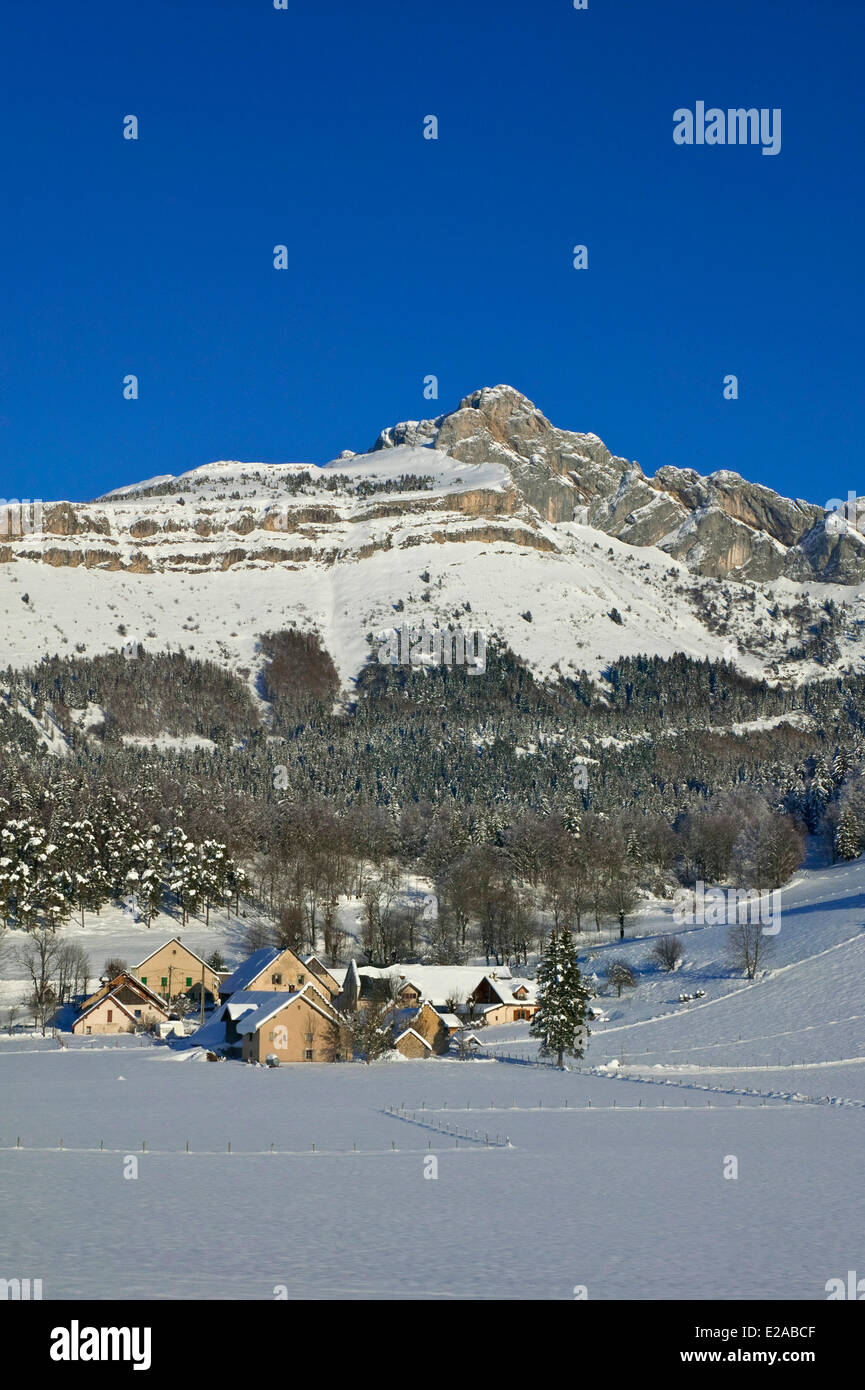 Francia, Isere, Les Clos frazione verso la Cote 2000 ski resort in inverno nel Parc Naturel Regional du Vercors (Regionale Naturale Foto Stock