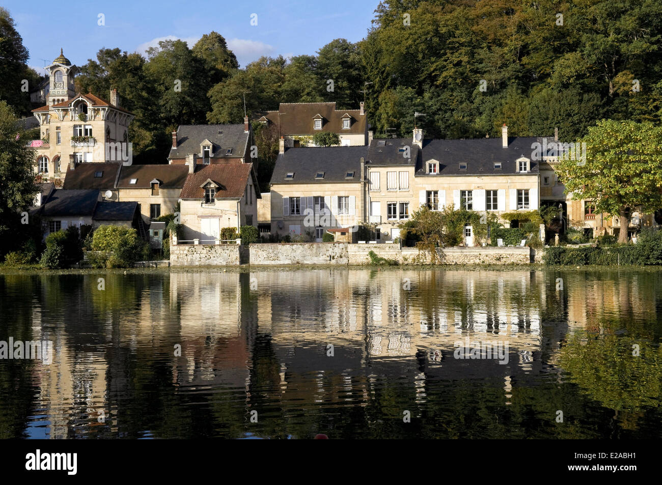 Francia, Oise, Pierrefonds, Pierrefonds paesino sul lago Foto Stock