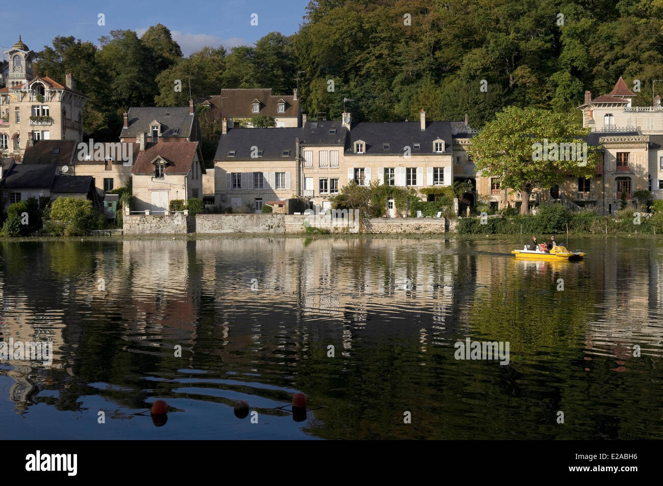 Francia, Oise, Pierrefonds, Pierrefonds paesino sul lago Foto Stock