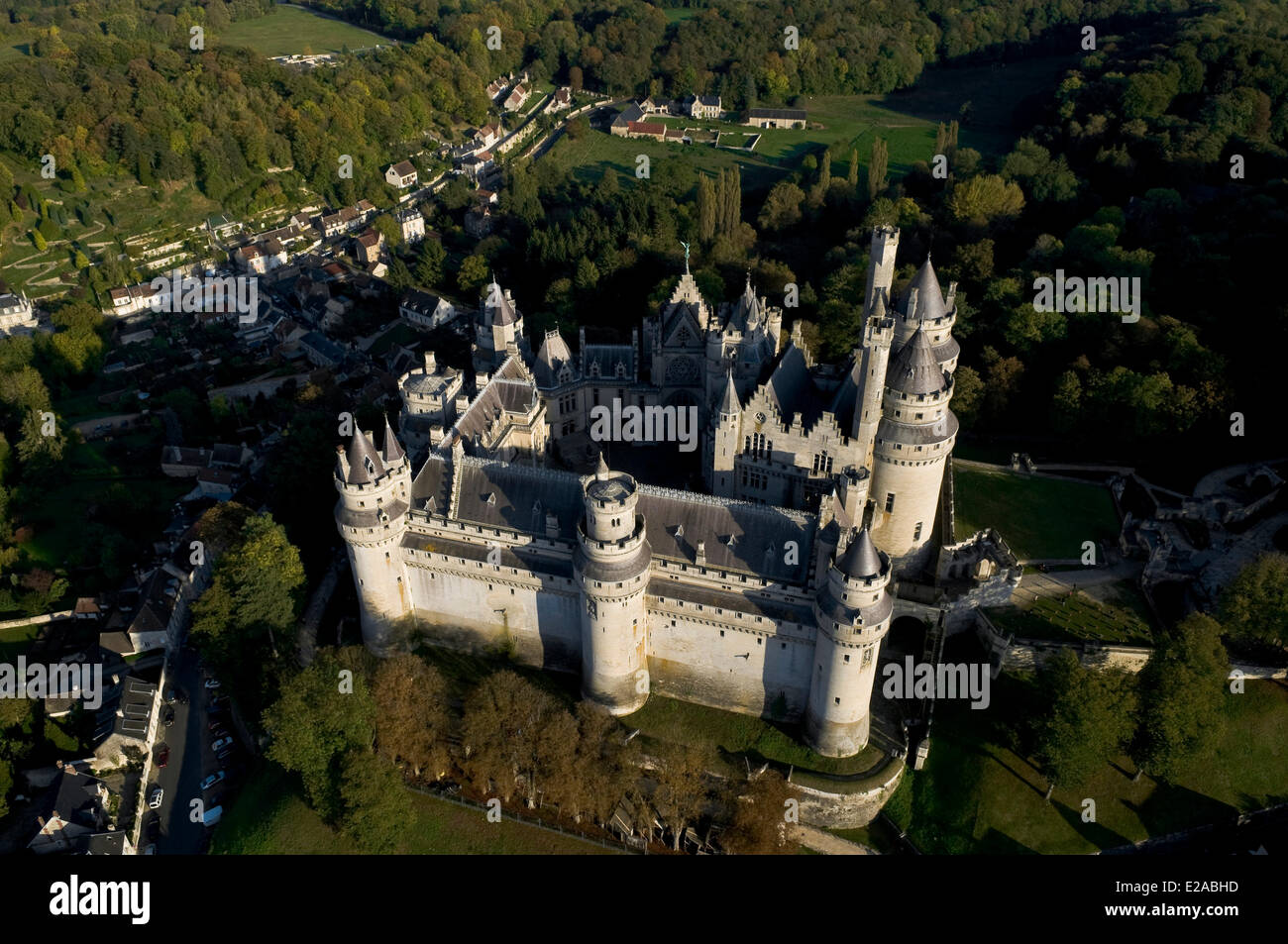 Francia, Oise, Pierrefonds, il palloncino volo sopra il castello di Pierrefonds gestiti dal centro di monumenti nazionali di Francia e Foto Stock