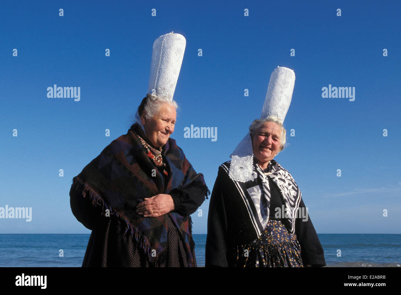 Francia, Finisterre, Loctudy, Bigoudenes indossando il tradizionale copricapo Foto Stock