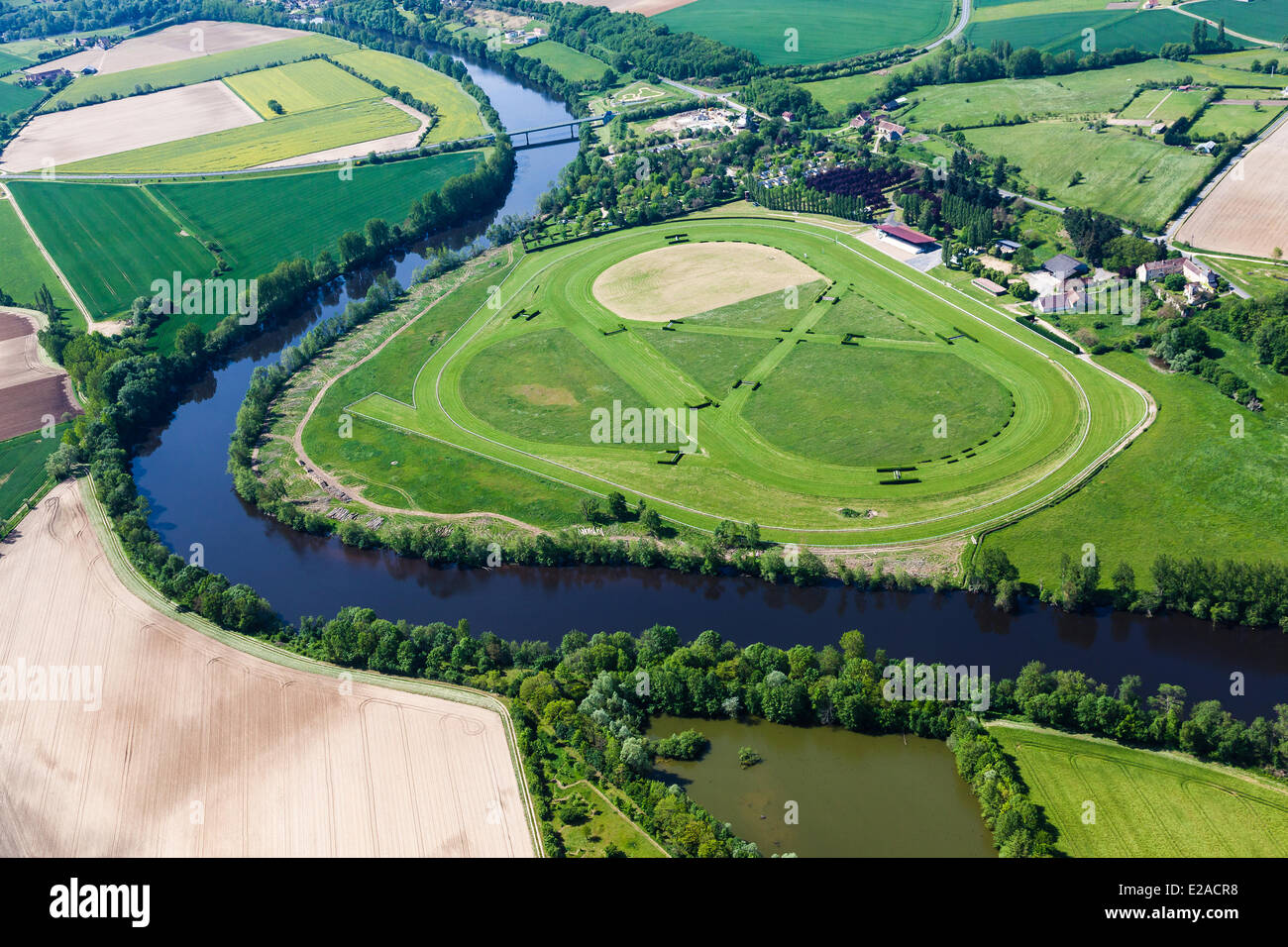 Francia, Vienne, La Roche Pozay, un ippodromo vicino al fiume Creuse (vista aerea) Foto Stock
