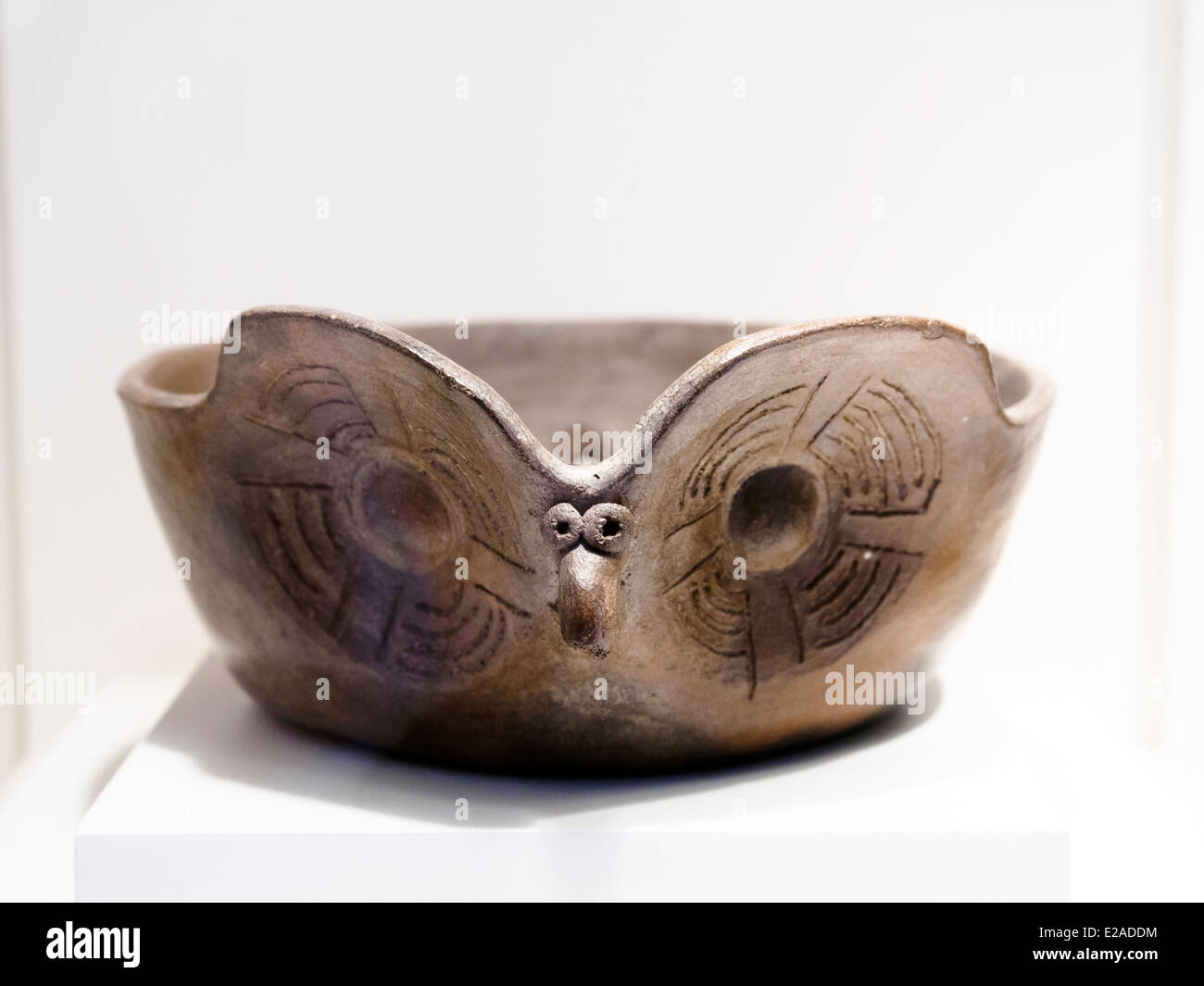 Il gufo di bocce e la fase di progettazione formativa Cupinisque epoch 1250 BC - 1 ANNUNCIO Museo de Arte Precolombino, Cusco - Perù la capacità di sintetizzare forme e disegni è una caratteristica del Genius. Nel trattamento di elementi geometrici, come pure nella resa astratta dell essenza del gufo, questo pezzo è semplicemente eccezionale. Al suo interno, semplice e completare i moduli diventano assolutamente evidente; la stabilità e l'equilibrio raggiunto non richiedono alcun abbellimento né decorazione. L'artista come un fattore creativo, infonde vita a Creta e porta in esseri in essere forme e disegni che sono pieni di sapienza Foto Stock