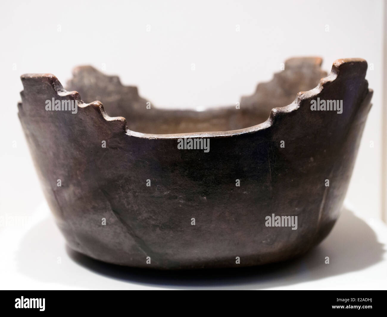 Il gufo di bocce e la fase di progettazione formativa Cupinisque epoch 1250 BC - 1 ANNUNCIO Museo de Arte Precolombino, Cusco - Perù la capacità di sintetizzare forme e disegni è una caratteristica del Genius. Nel trattamento di elementi geometrici, come pure nella resa astratta dell essenza del gufo, questo pezzo è semplicemente eccezionale. Al suo interno, semplice e completare i moduli diventano assolutamente evidente; la stabilità e l'equilibrio raggiunto non richiedono alcun abbellimento né decorazione. L'artista come un fattore creativo, infonde vita a Creta e porta in esseri in essere forme e disegni che sono pieni di sapienza Foto Stock