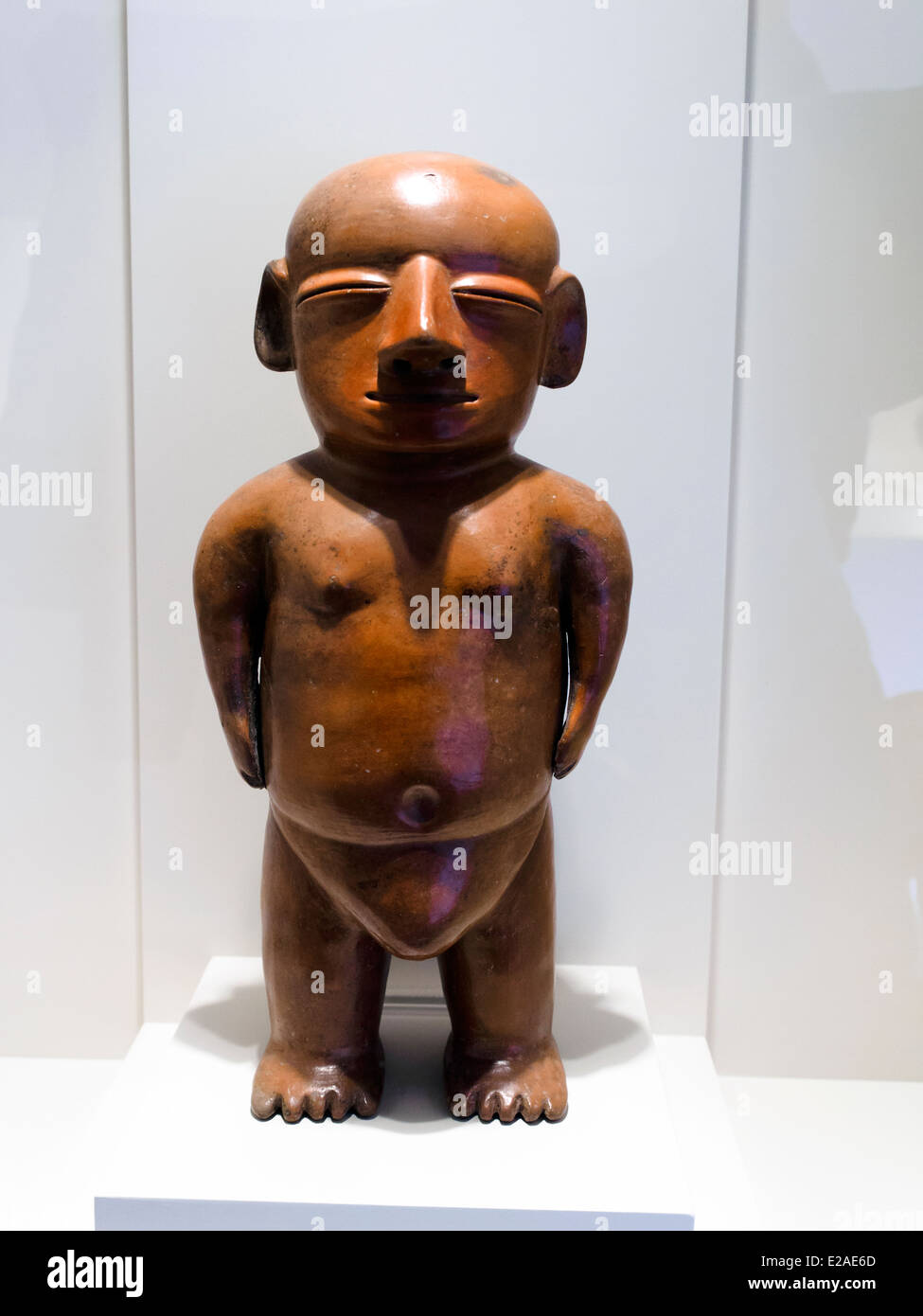 Recipiente antropomorfo Viru periodo formativo 1250 BC - 1 ANNUNCIO Museo de Arte Precolombino, Cusco - Perù la maestà del personaggio raffigurato non necessita di ulteriori attributi o bejeweled i complementi; il superfluo è stato sacrificato in vista - e per amore - dell'importanza della rappresentazione umana che, in tutte le sue plentitude, incorpora in sé il pantheon delle divinità della cultura Viru e il popolo del periodo formativo. La capacità di sintetizzare i concetti e le forme genera in questo pezzo un evidente dinamismo che circonda il più prominente caratteristica del volto Foto Stock