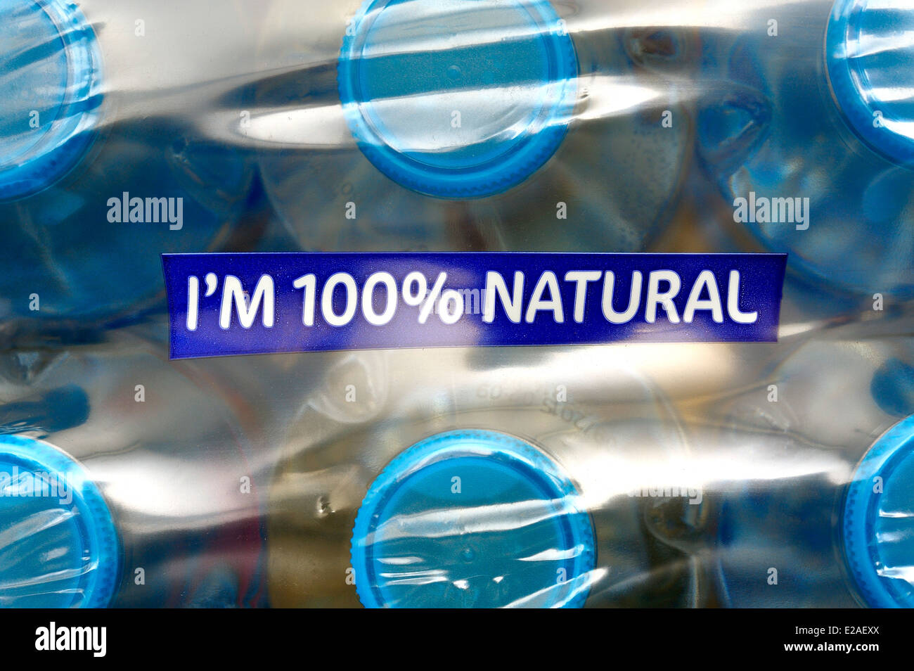 Sto 100% naturale messaggio di marketing sulla parte superiore di un caso di acqua in bottiglia. Foto Stock