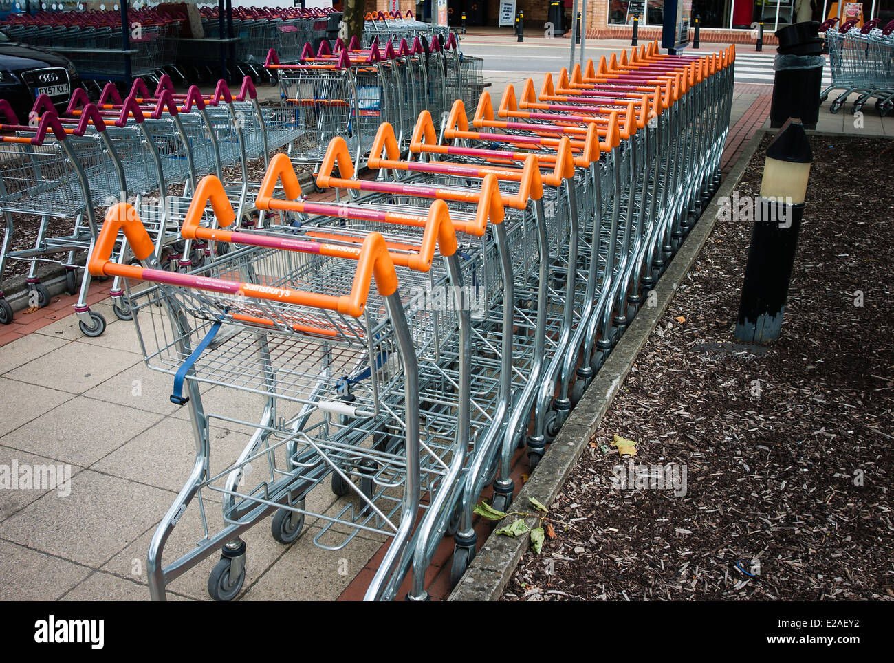 Linee di vuoto carrelli per supermercati in attesa di utilizzo da parte dei clienti Foto Stock