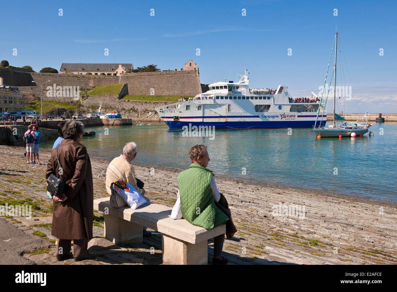 Francia, Morbihan, Belle Ile en mer, Le Palais, la Citadelle Vauban si affaccia sul porto Foto Stock