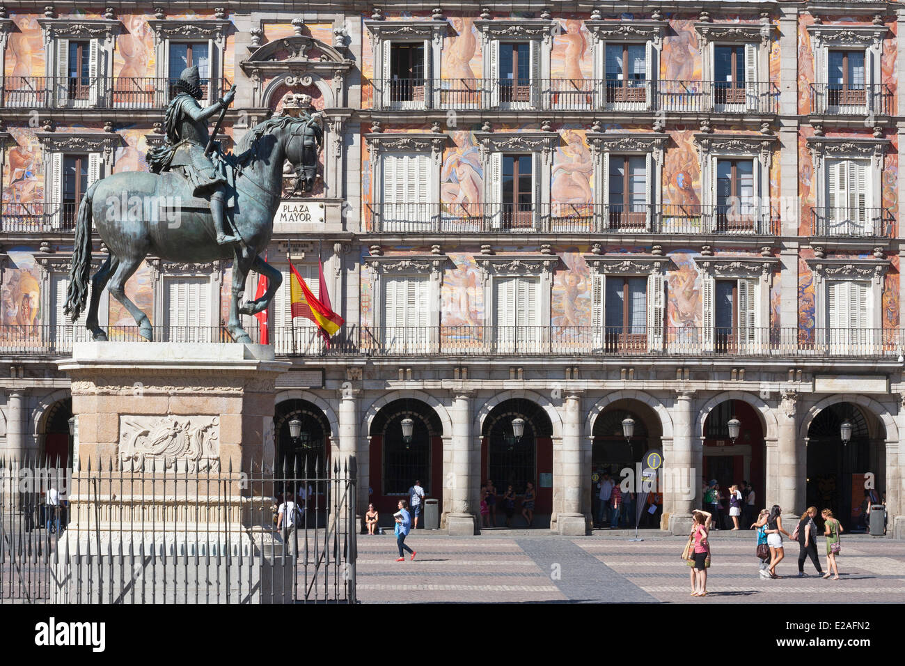 Spagna, Madrid, Plaza Mayor, costruito nel 1848 da Juan Gómez de Mora, la Casa de la Panaderia Filippo III statua equestre fatta da Foto Stock