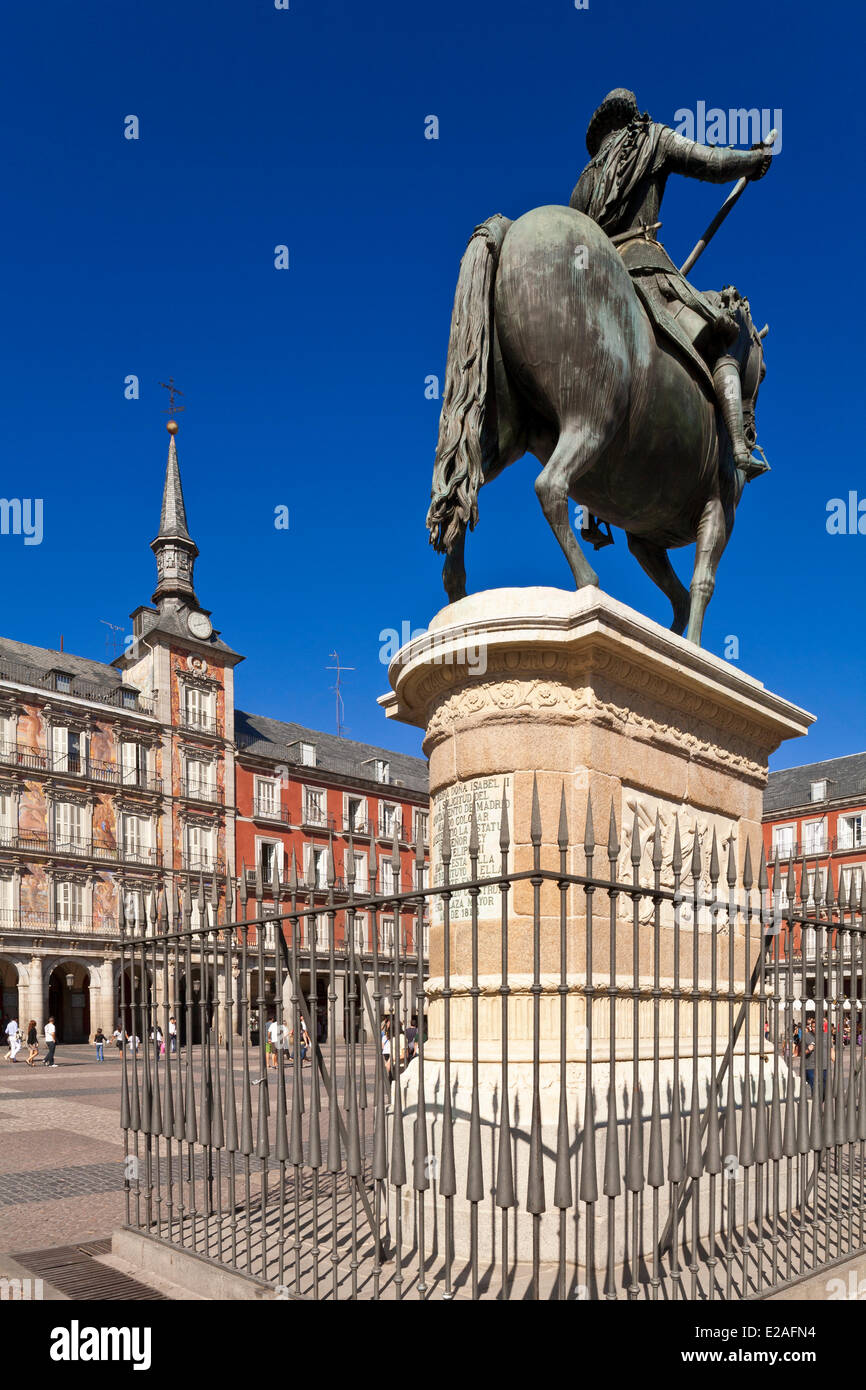 Spagna, Madrid, Plaza Mayor, costruito nel 1848 da Juan Gómez de Mora, la Casa de la Panaderia Filippo III statua equestre fatta da Foto Stock