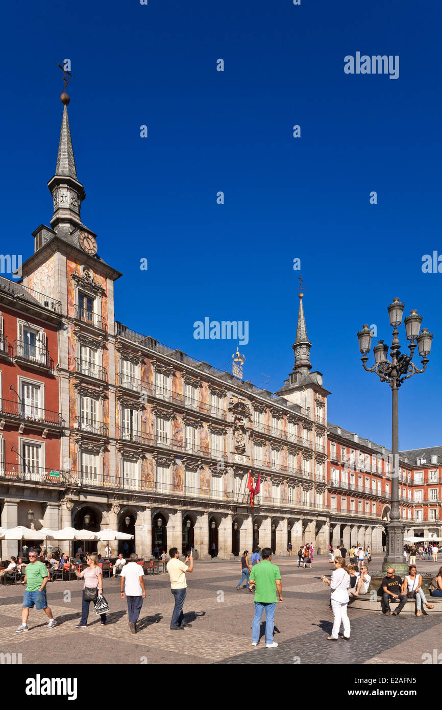 Spagna, Madrid, Plaza Mayor, costruito nel 1848 da Juan Gómez de Mora, la Casa de la Panaderia Filippo III statua equestre fatta da Foto Stock