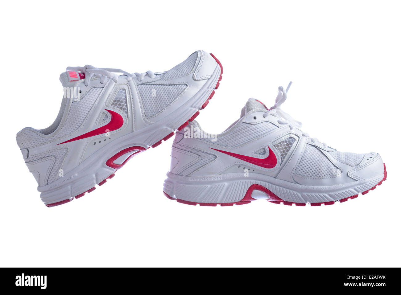 White Nike Dart 9 scarpe running isolati su sfondo bianco Foto stock - Alamy