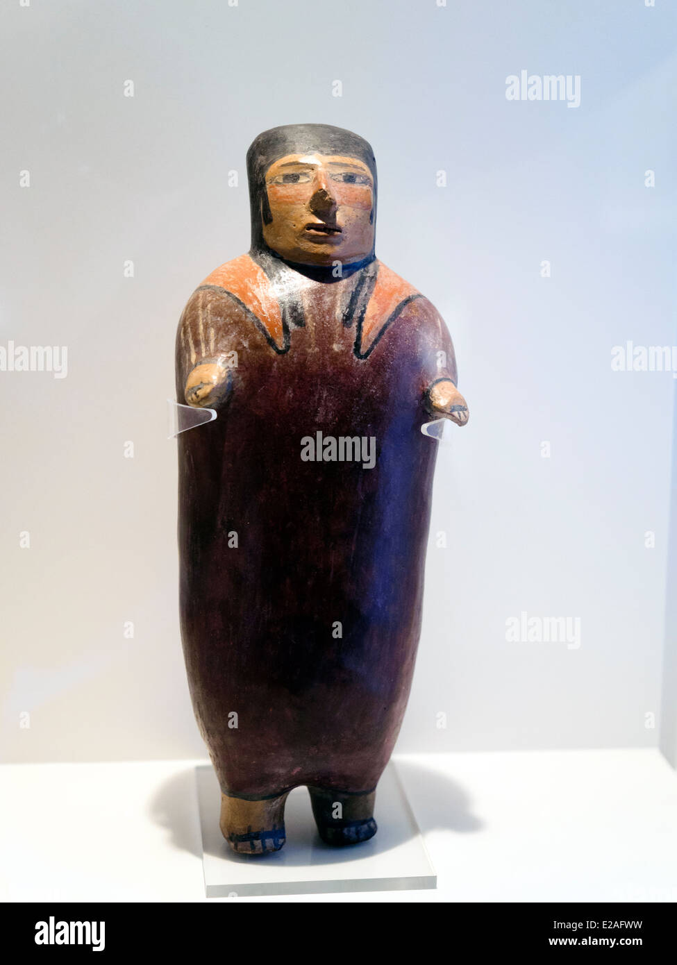 Statuetta femminile nasca periodo classico 1 - 800 D.C. Museo de Arte Precolombino, Cusco - Perù figurine femminili erano abbastanza comuni tra i popoli antichi. Essi costituiscono oggetti di rito propiziatorio e carattere, nonché di alto valore simbolico. Notevole è anche la loro bellezza individuale risultanti dalla primitiva design e semplicità di composizione. Questo pezzo rappresenta piacevoli personaggi femminili, felice e di un modo un po' scherzoso irridere la natura per cui un assenza di complementi concede evidente serenità. Foto Stock