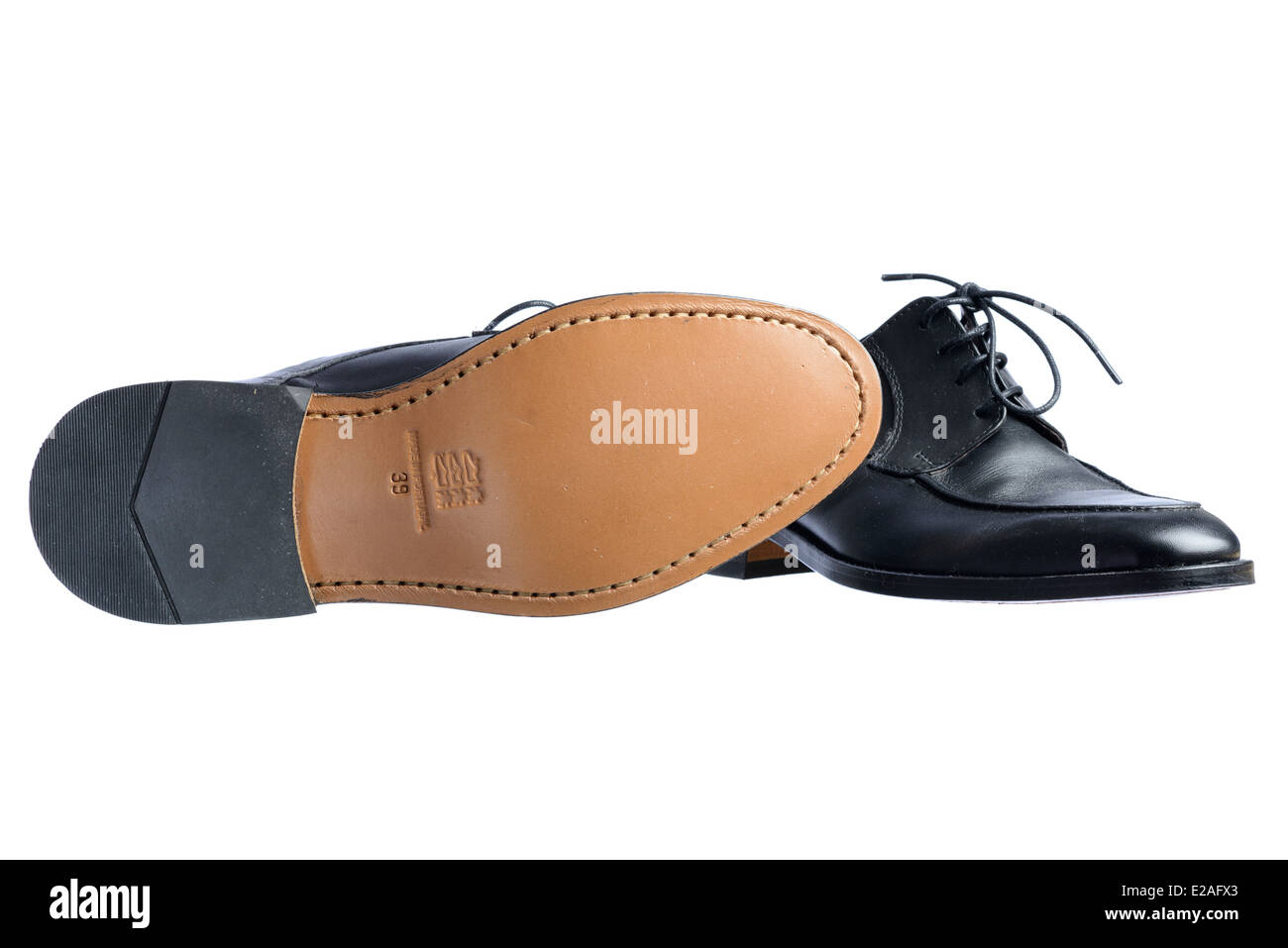 Una coppia di nero scarpe in pelle con 'made in Portogallo" incise sulla suola Foto Stock