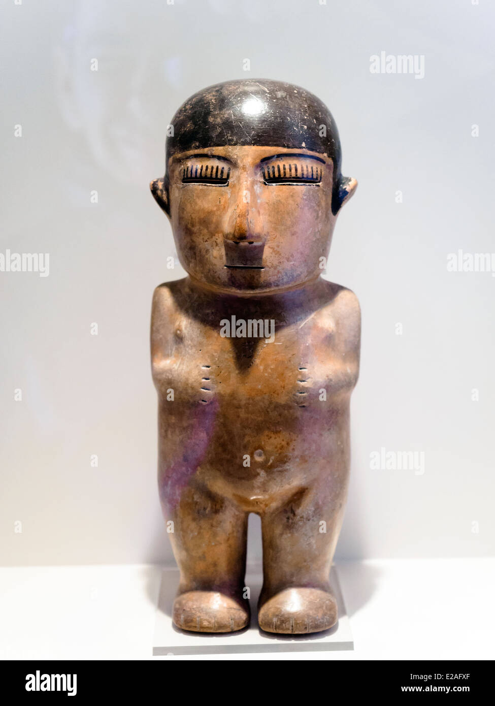 Statuetta femminile nasca periodo classico 1 - 800 D.C. Museo de Arte Precolombino, Cusco - Perù figurine femminili erano abbastanza comuni tra i popoli antichi. Essi costituiscono oggetti di rito propiziatorio e carattere, nonché di alto valore simbolico. Notevole è anche la loro bellezza individuale risultanti dalla primitiva design e semplicità di composizione. Questo pezzo rappresenta piacevoli personaggi femminili, felice e di un modo un po' scherzoso irridere la natura per cui un assenza di complementi concede evidente serenità. Foto Stock