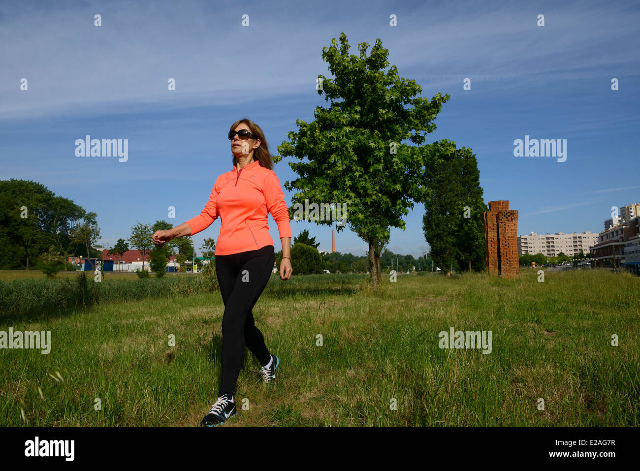 Donna potenza a piedi in un parco Foto Stock