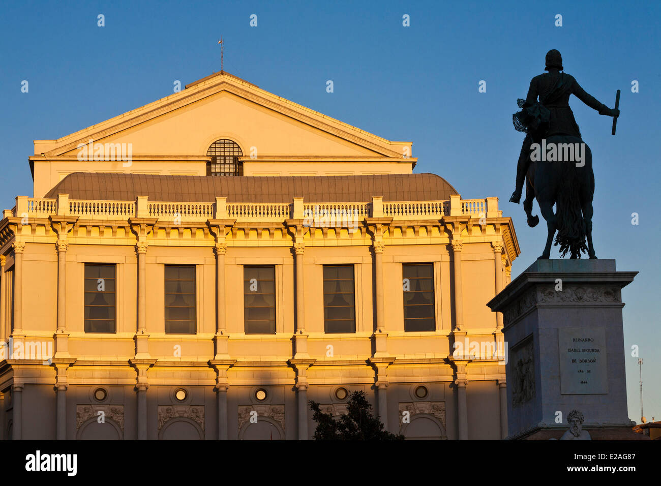 Spagna, Madrid, Plaza de Oriente, il Teatro Reale dell'architetto Antonio Lopez Aguado e aperto nel 1850, Filippo IV equestrian Foto Stock