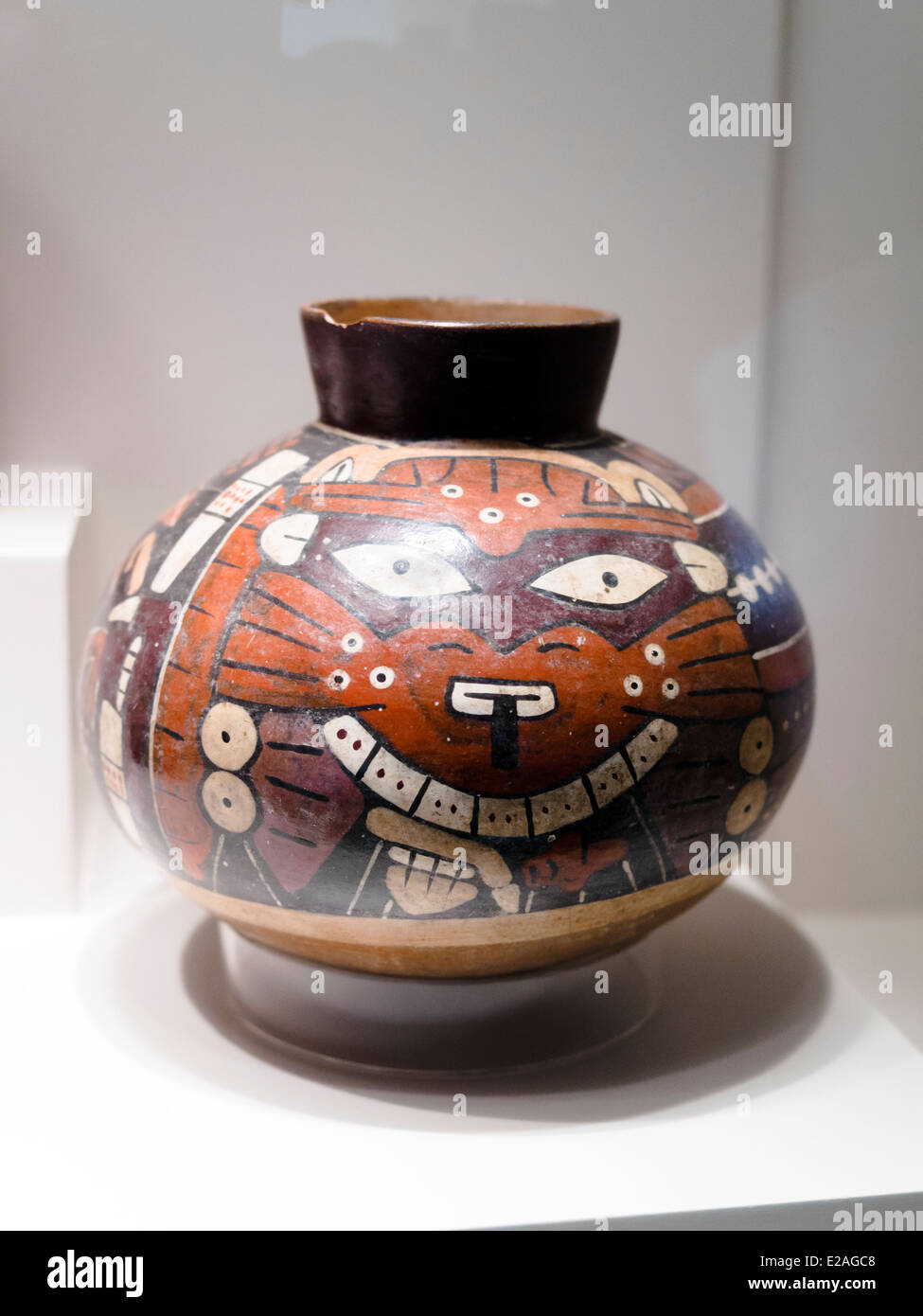 Navi modelli pittorici di esseri mitologici Nasca periodo classico 1-800 annuncio Museo de Arte Precolombino, Cusco - Perù Nasca iconografia spicca per la sua proliferazione di design affollate che a volte può coprire completamente la superficie di ceramica. L'artista è allo stesso modo magistrale nell'uso di colori e texture che egli estrae dalla terra; la varietà di sfumature marrone, ocra e beige consentirgli di abbellire le superfici dei suoi pescherecci fino al raggiungimento di composizioni di grande complessità. A tutto questo si aggiunge un estremamente bella finitura conferisce che conferisce un eccezionale qualità su il ce Foto Stock