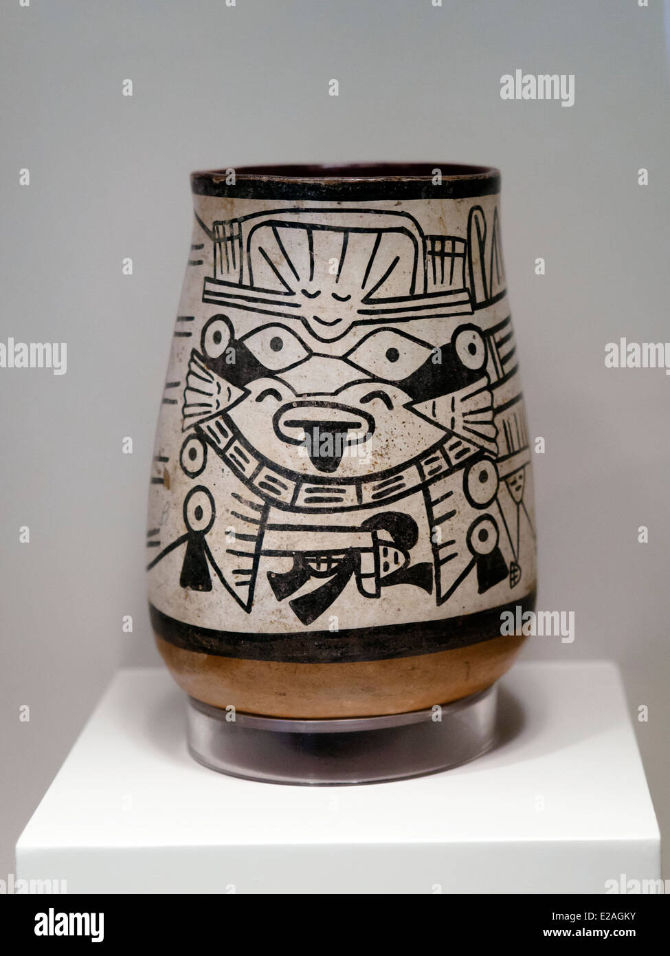 Navi modelli pittorici di esseri mitologici Nasca periodo classico 1-800 annuncio Museo de Arte Precolombino, Cusco - Perù Nasca iconografia spicca per la sua proliferazione di design affollate che a volte può coprire completamente la superficie di ceramica. L'artista è allo stesso modo magistrale nell'uso di colori e texture che egli estrae dalla terra; la varietà di sfumature marrone, ocra e beige consentirgli di abbellire le superfici dei suoi pescherecci fino al raggiungimento di composizioni di grande complessità. A tutto questo si aggiunge un estremamente bella finitura conferisce che conferisce un eccezionale qualità su il ce Foto Stock