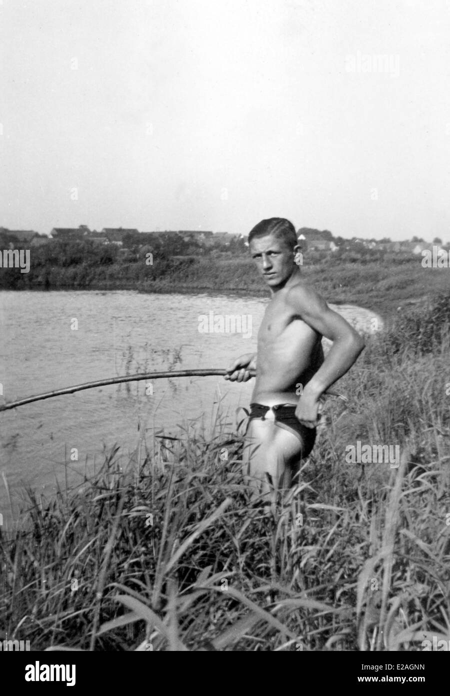 Youth Camp presso il fiume Oder nel 1937 - giovane pesca. Foto Stock